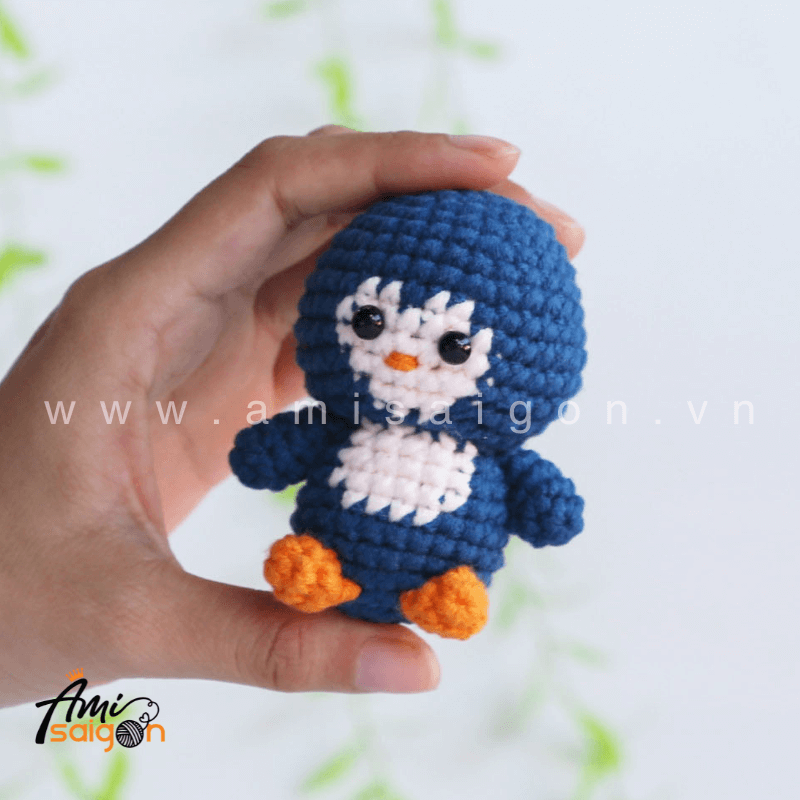 Móc khóa chim cánh cụt bằng len amigurumi - Chart móc miễn phí AmiSaigon (Ảnh: @amisaigonvn)