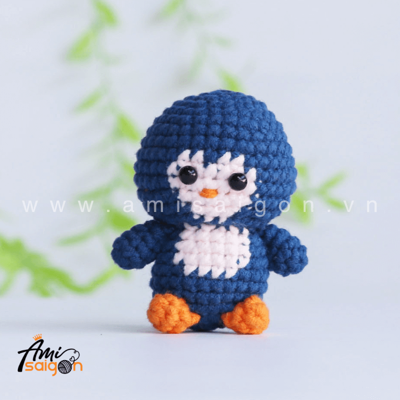 Móc khóa chim cánh cụt bằng len amigurumi - Chart móc miễn phí (Ảnh: @amisaigonvn)