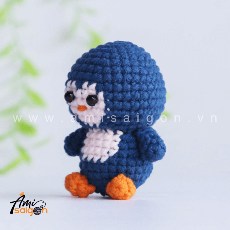 Móc khóa chim cánh cụt bằng len amigurumi - Chart móc miễn phí by AmiSaigon (Ảnh: @amisaigonvn)