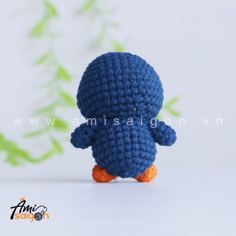 Móc khóa chim cánh cụt bằng len amigurumi - Chart móc miễn phí by AmiSaigon (Ảnh: @amisaigonvn)