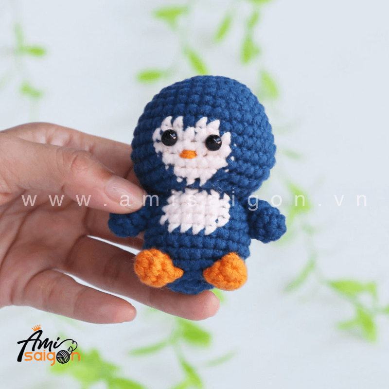 Móc khóa chim cánh cụt bằng len amigurumi - Chart móc miễn phí by AmiSaigon (Ảnh: @amisaigonvn)