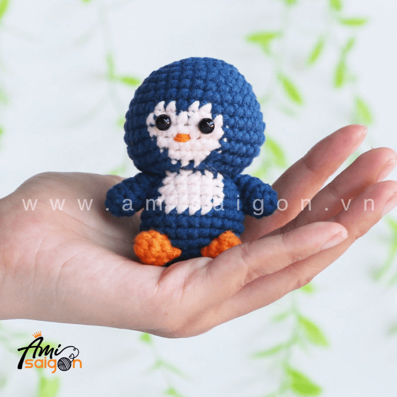 Móc khóa chim cánh cụt bằng len amigurumi - Chart móc miễn phí AmiSaigon (Ảnh: @amisaigonvn)