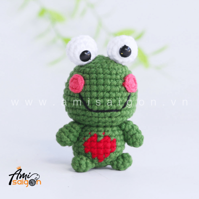 Móc khóa ếch con  trái tim bằng len amigurumi - Chart móc miễn phí AmiSaigon (Ảnh: @amisaigonvn)