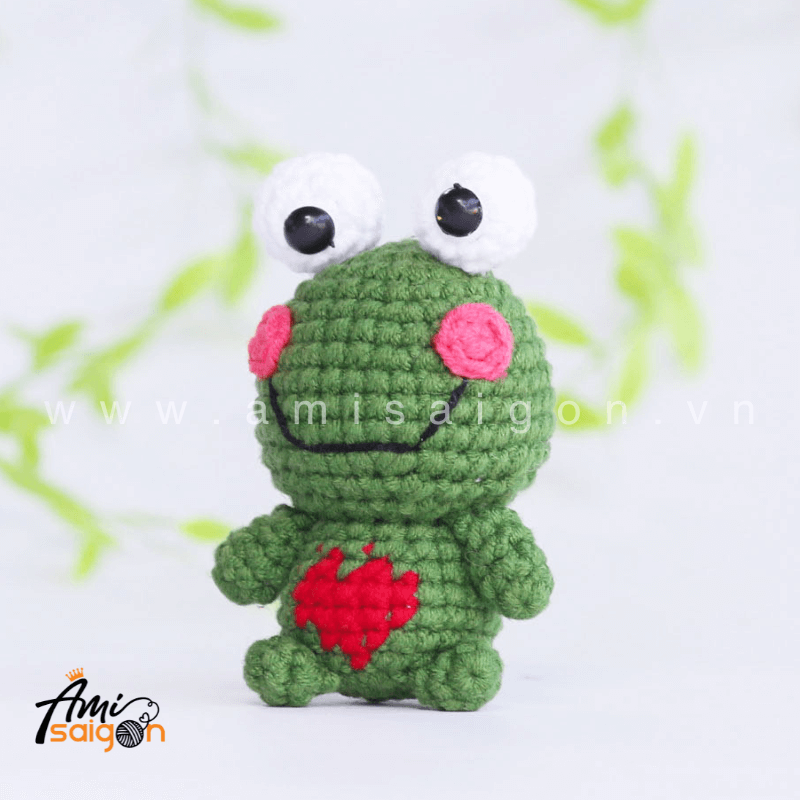 Móc khóa ếch con  trái tim bằng len amigurumi - Chart móc miễn phí AmiSaigon (Ảnh: @amisaigonvn)