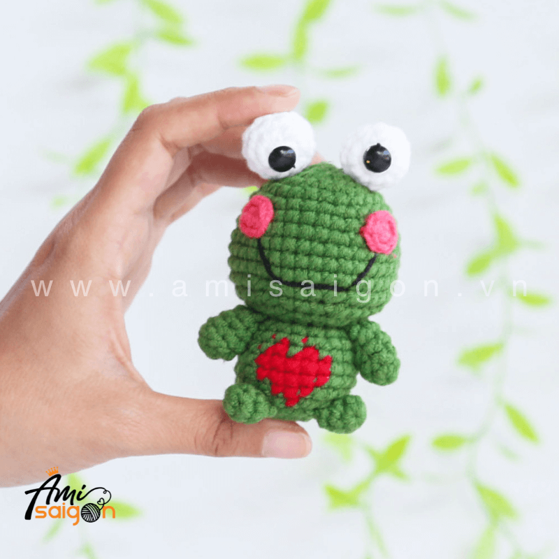 Móc khóa ếch con  trái tim bằng len amigurumi - Chart móc miễn phí AmiSaigon (Ảnh: @amisaigonvn)