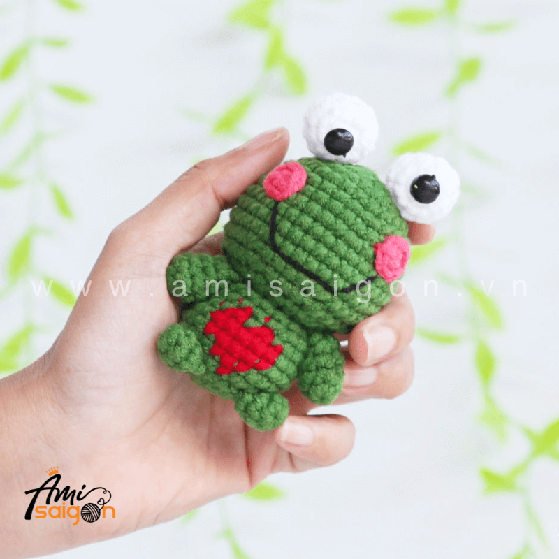 Móc khóa ếch con  trái tim bằng len amigurumi - Chart móc miễn phí AmiSaigon (Ảnh: @amisaigonvn)