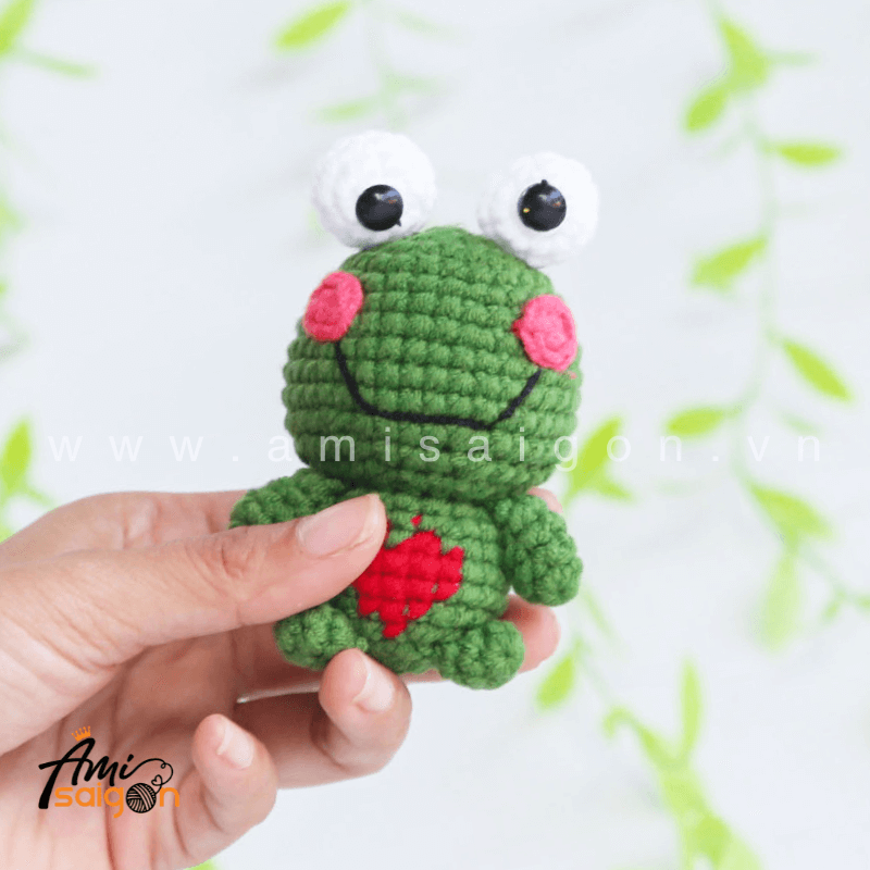 Móc khóa ếch con  trái tim bằng len amigurumi - Chart móc miễn phí AmiSaigon (Ảnh: @amisaigonvn)