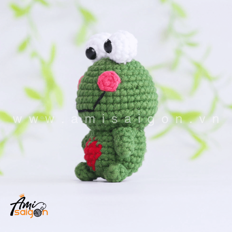 Móc khóa ếch con  trái tim bằng len amigurumi - Chart móc miễn phí AmiSaigon (Ảnh: @amisaigonvn)