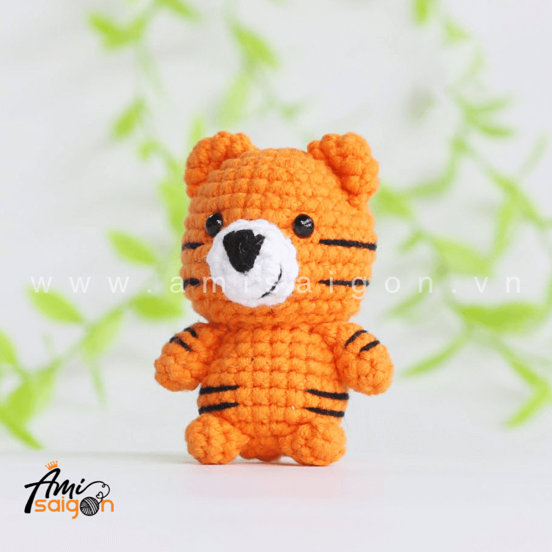 Móc khóa hổ con bằng len amigurumi - Chart móc miễn phí AmiSaigon (Ảnh: @amisaigonvn)