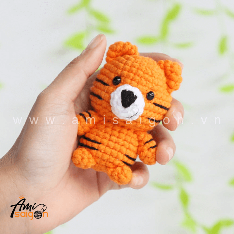 Móc khóa hổ con bằng len amigurumi - Chart móc miễn phí AmiSaigon (Ảnh: @amisaigonvn)