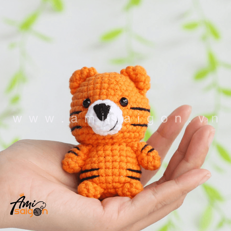 Móc khóa hổ con bằng len amigurumi - Chart móc miễn phí AmiSaigon (Ảnh: @amisaigonvn)