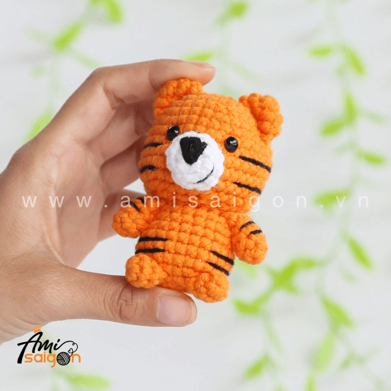 Móc khóa hổ con bằng len amigurumi - Chart móc miễn phí AmiSaigon (Ảnh: @amisaigonvn)