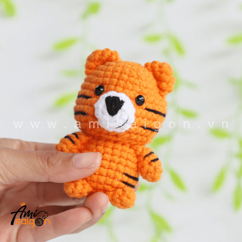 Móc khóa hổ con bằng len amigurumi - Chart móc miễn phí AmiSaigon (Ảnh: @amisaigonvn)