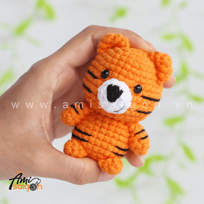 Móc khóa hổ con bằng len amigurumi - Chart móc miễn phí AmiSaigon (Ảnh: @amisaigonvn)