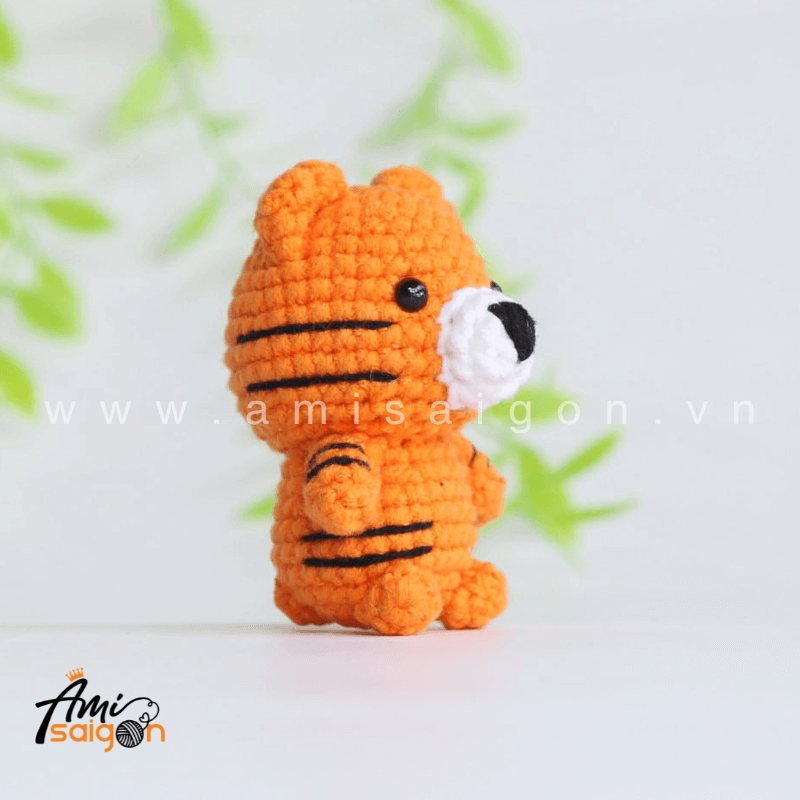 Móc khóa hổ con bằng len amigurumi - Chart móc miễn phí AmiSaigon (Ảnh: @amisaigonvn)