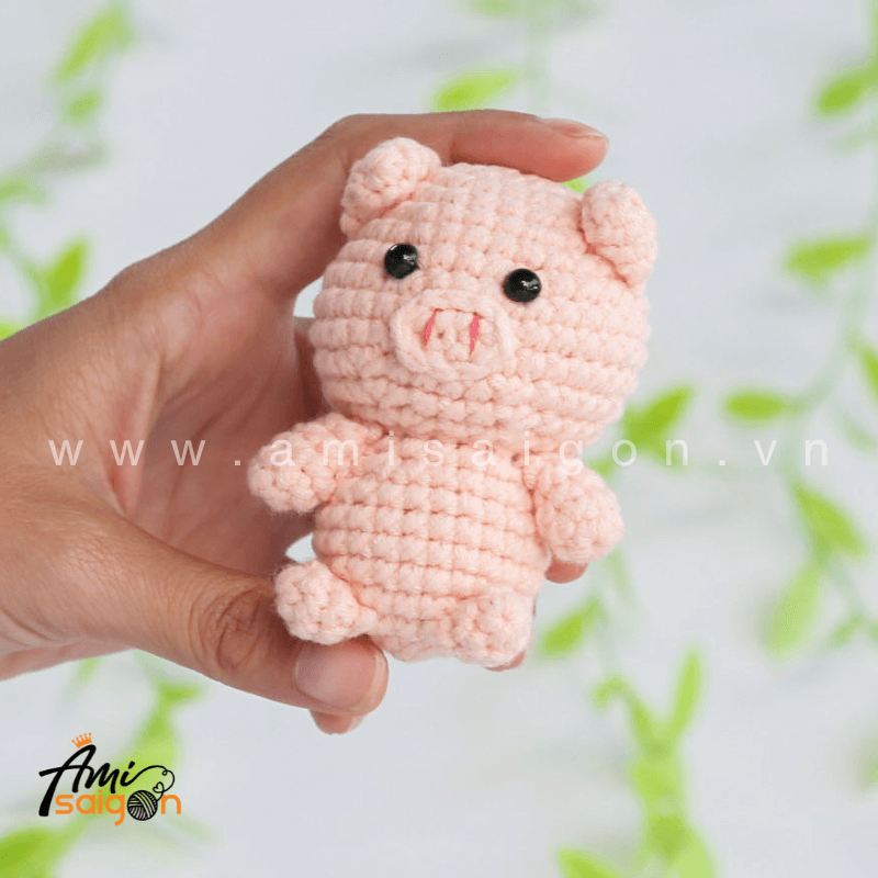 Móc khóa heo hồng bằng len amigurumi - Chart móc miễn phí AmiSaigon (Ảnh: @amisaigonvn)