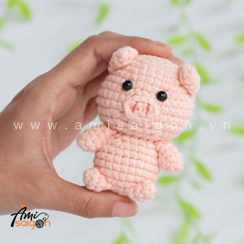 Móc khóa heo hồng bằng len amigurumi - Chart móc miễn phí AmiSaigon (Ảnh: @amisaigonvn)