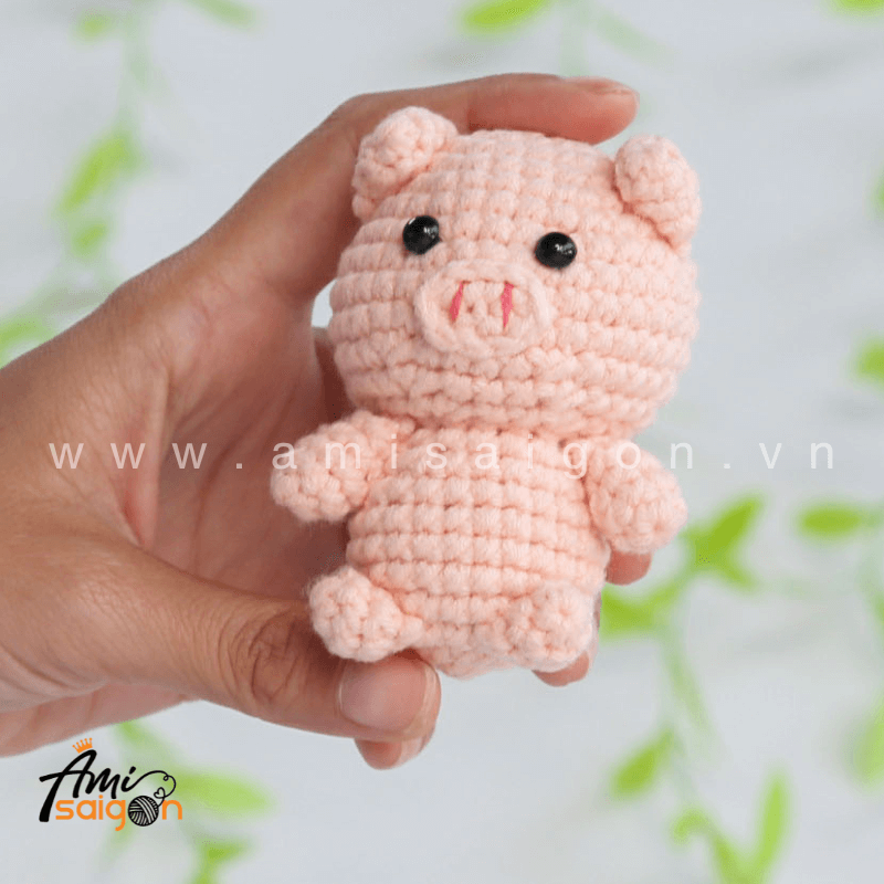 Móc khóa heo hồng bằng len amigurumi - Chart móc miễn phí AmiSaigon (Ảnh: @amisaigonvn)