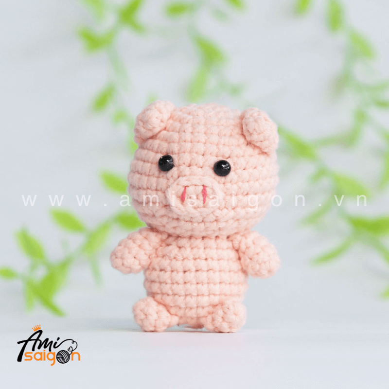 Móc khóa heo hồng bằng len amigurumi - Chart móc miễn phí AmiSaigon (Ảnh: @amisaigonvn)