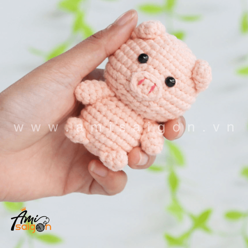 Móc khóa heo hồng bằng len amigurumi - Chart móc miễn phí AmiSaigon (Ảnh: @amisaigonvn)