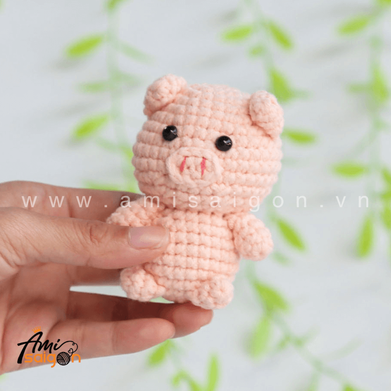 Móc khóa heo hồng bằng len amigurumi - Chart móc miễn phí AmiSaigon (Ảnh: @amisaigonvn)