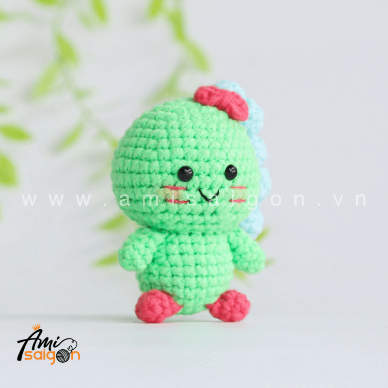 Móc khóa khủng long bằng len amigurumi - Chart móc miễn phí AmiSaigon (Ảnh: @amisaigonvn)