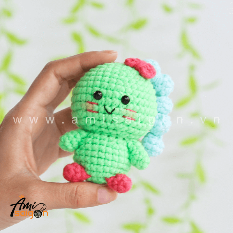 Móc khóa khủng long bằng len amigurumi - Chart móc miễn phí AmiSaigon (Ảnh: @amisaigonvn)