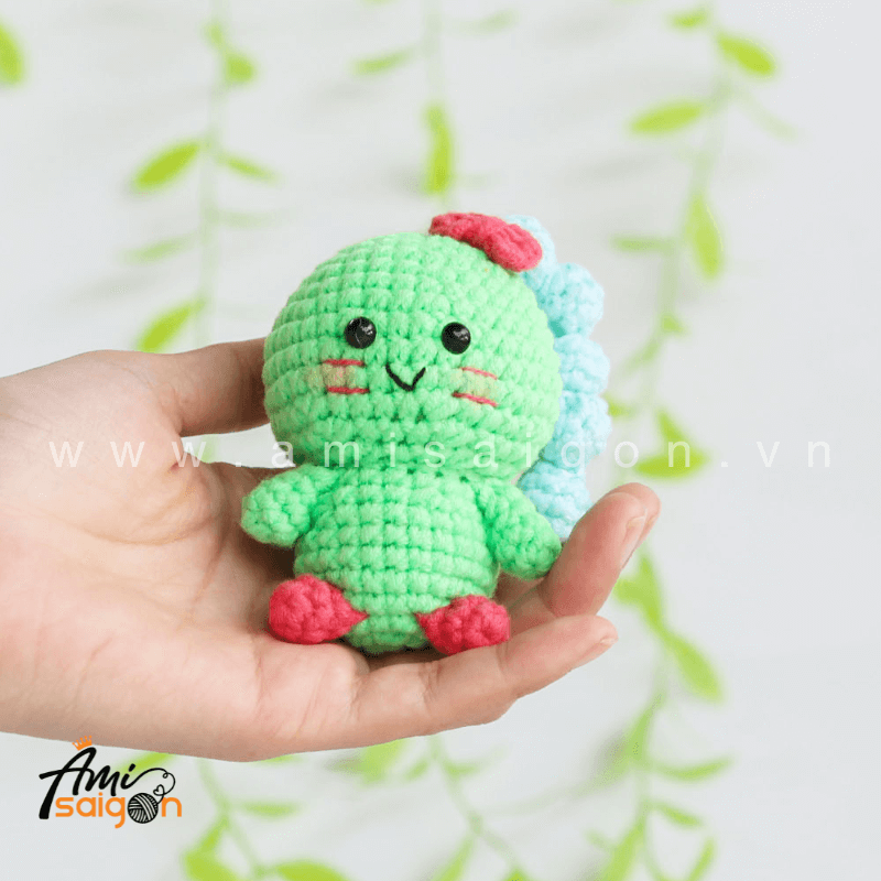 Móc khóa khủng long bằng len amigurumi - Chart móc miễn phí AmiSaigon (Ảnh: @amisaigonvn)