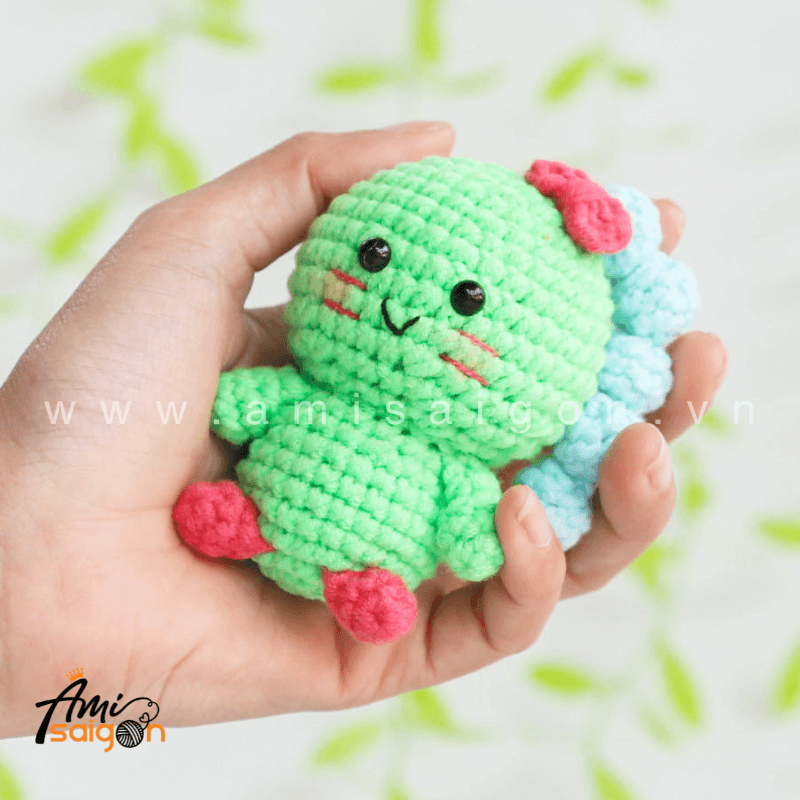 Móc khóa khủng long bằng len amigurumi - Chart móc miễn phí AmiSaigon (Ảnh: @amisaigonvn)