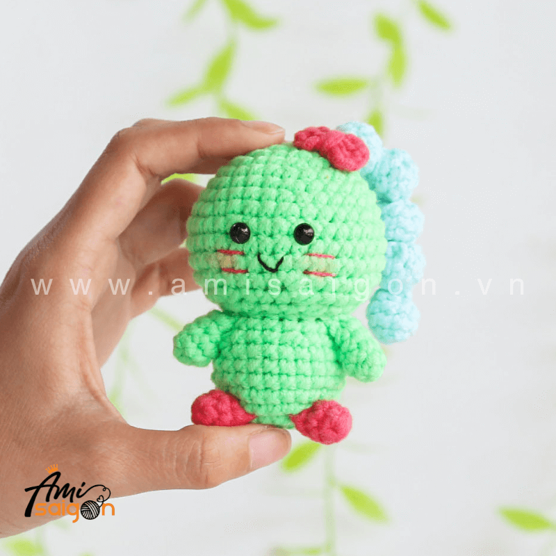 Móc khóa khủng long bằng len amigurumi - Chart móc miễn phí AmiSaigon (Ảnh: @amisaigonvn)