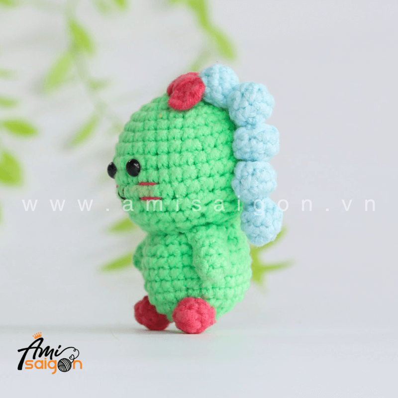 Móc khóa khủng long bằng len amigurumi - Chart móc miễn phí AmiSaigon (Ảnh: @amisaigonvn)