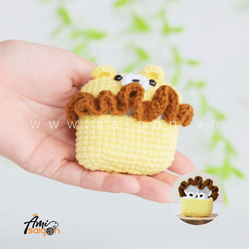 Free amigurumi lion earphone case crochet pattern