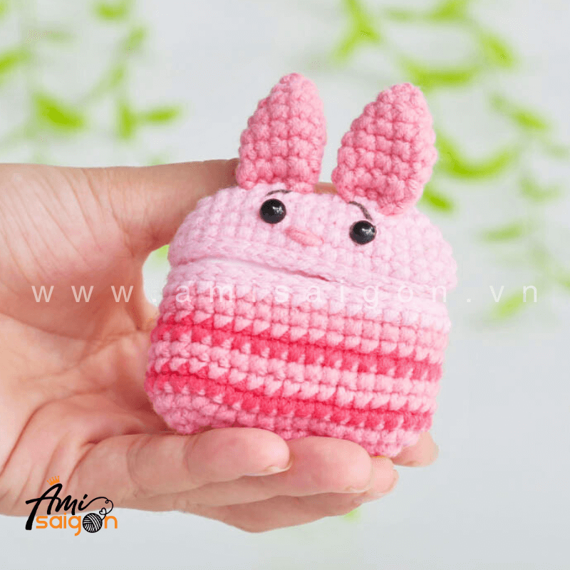 Amigurumi Piglet Earphone Case - Free Crochet pattern by AmiSaigon