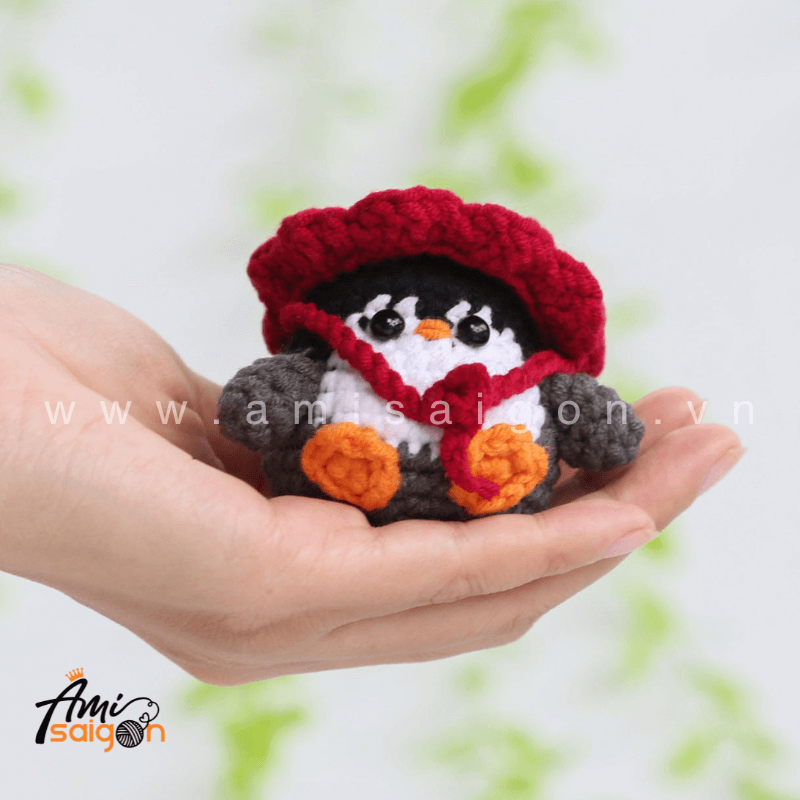 Móc khóa chim cánh cụt giáng sinh bằng len amigurumi - Chart móc miễn phí AmiSaigon (Ảnh: @amisaigonvn)