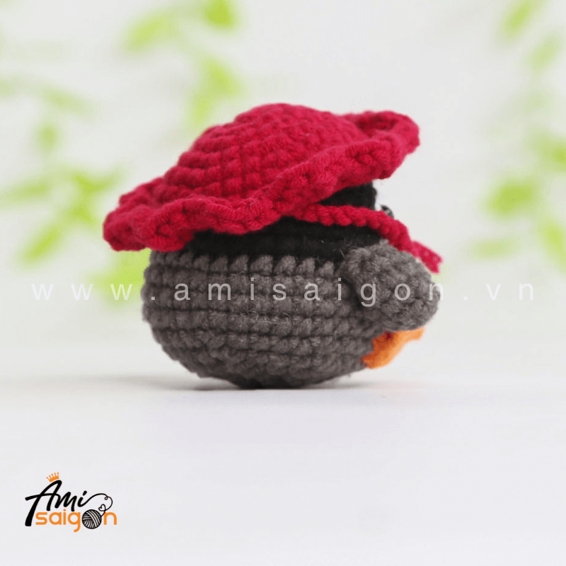 Móc khóa chim cánh cụt giáng sinh bằng len amigurumi - Chart móc miễn phí AmiSaigon (Ảnh: @amisaigonvn)