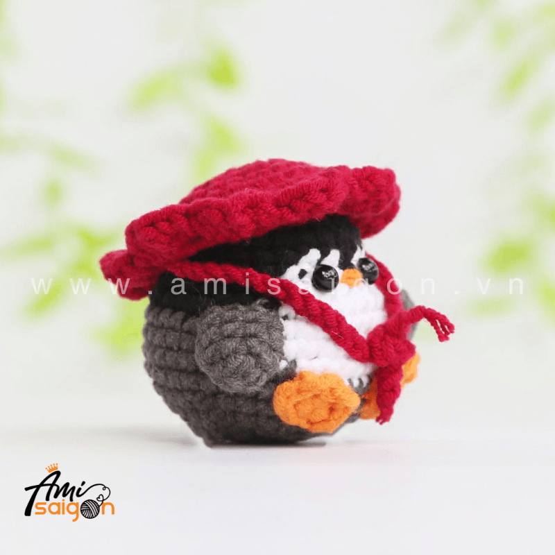 Móc khóa chim cánh cụt giáng sinh bằng len amigurumi - Chart móc miễn phí AmiSaigon (Ảnh: @amisaigonvn)