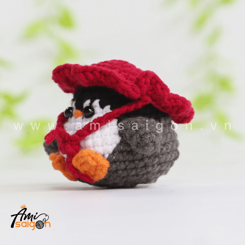 Móc khóa chim cánh cụt giáng sinh bằng len amigurumi - Chart móc miễn phí AmiSaigon (Ảnh: @amisaigonvn)