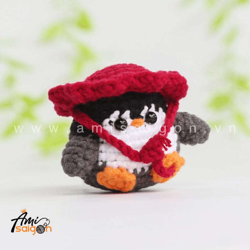 Móc khóa chim cánh cụt giáng sinh bằng len amigurumi - Chart móc miễn phí AmiSaigon (Ảnh: @amisaigonvn)