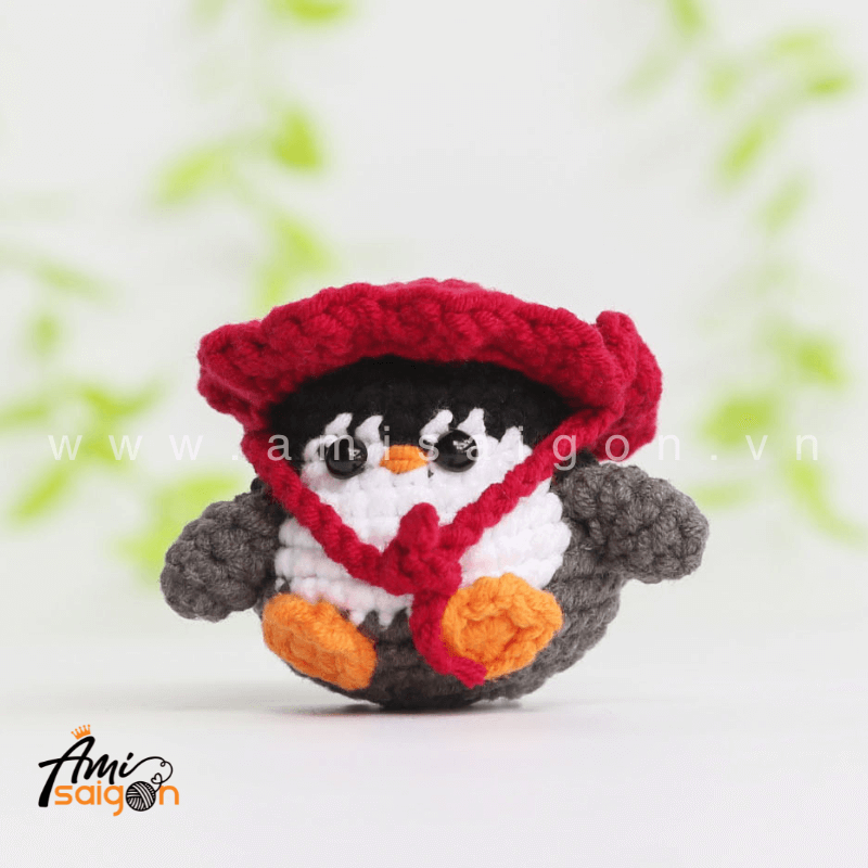 Móc khóa chim cánh cụt giáng sinh bằng len amigurumi - Chart móc miễn phí AmiSaigon (Ảnh: @amisaigonvn)