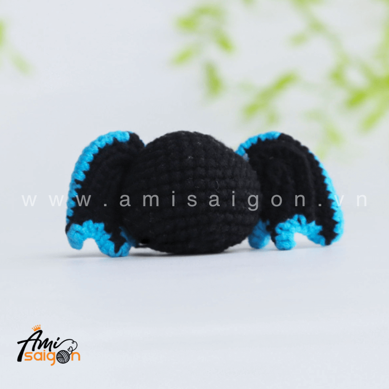 Móc khóa con dơi độc lạ bằng len amigurumi - Chart móc miễn phí AmiSaigon (Ảnh: @amisaigonvn)