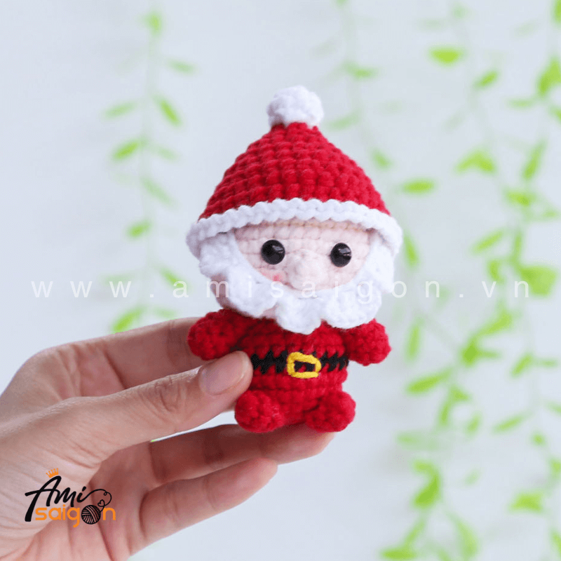 Móc khóa ông già Noel giáng sinh bằng len amigurumi - Chart móc miễn phí AmiSaigon (Ảnh: @amisaigonvn)