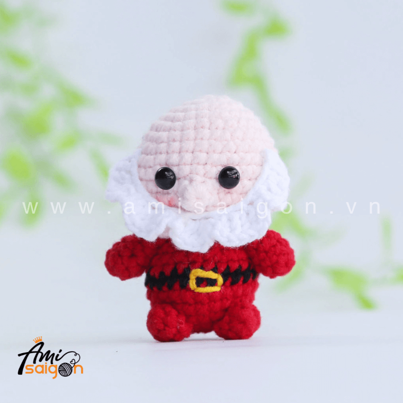 Móc khóa ông già Noel giáng sinh bằng len amigurumi - Chart móc miễn phí AmiSaigon (Ảnh: @amisaigonvn)