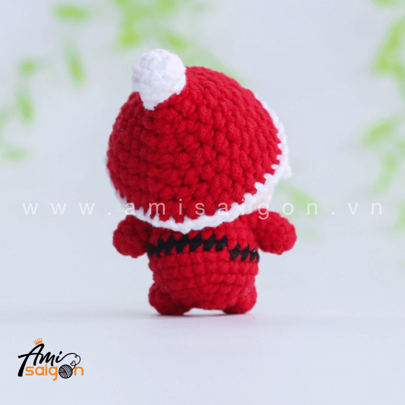 Móc khóa ông già Noel giáng sinh bằng len amigurumi - Chart móc miễn phí AmiSaigon (Ảnh: @amisaigonvn)