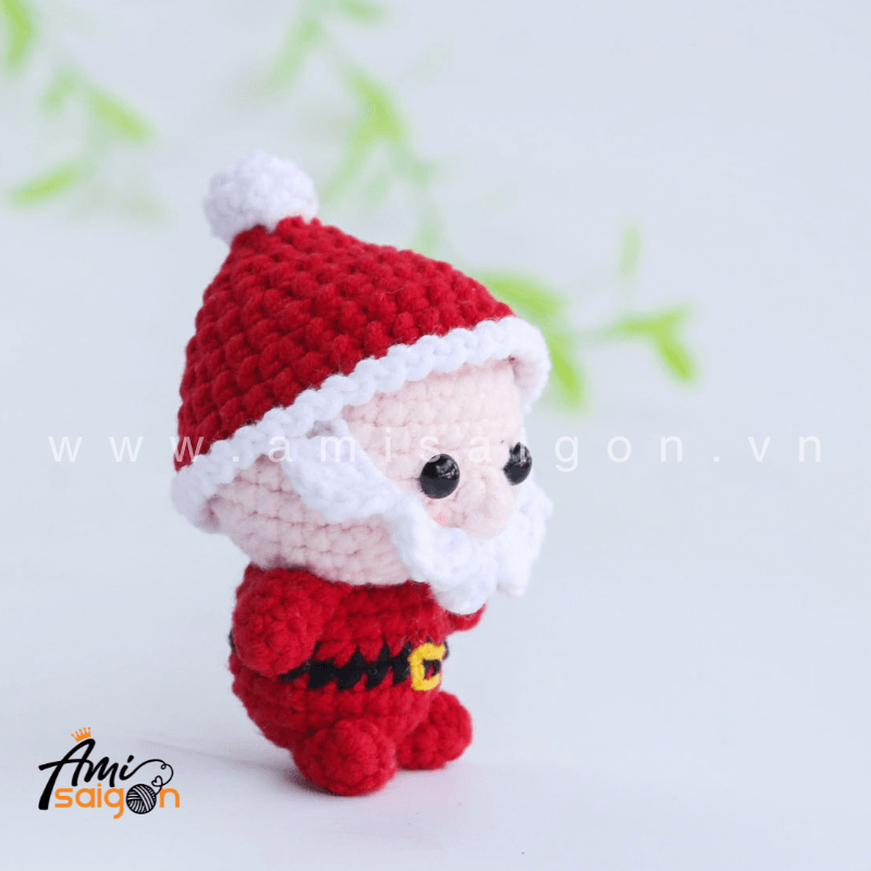 Móc khóa ông già Noel giáng sinh bằng len amigurumi - Chart móc miễn phí AmiSaigon (Ảnh: @amisaigonvn)