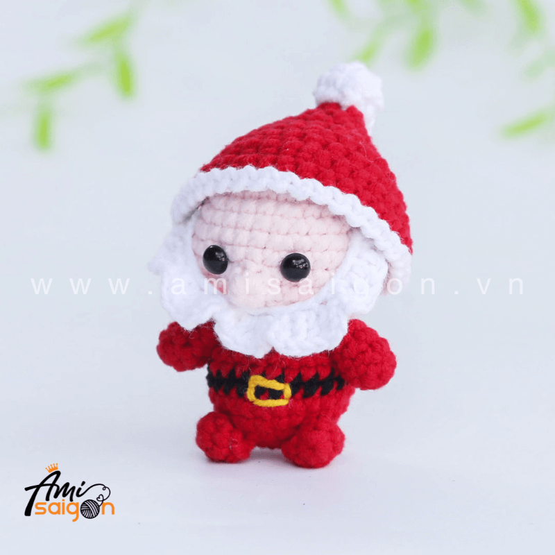 Móc khóa ông già Noel giáng sinh bằng len amigurumi - Chart móc miễn phí AmiSaigon (Ảnh: @amisaigonvn)