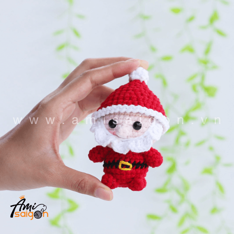 Móc khóa ông già Noel giáng sinh bằng len amigurumi - Chart móc miễn phí AmiSaigon (Ảnh: @amisaigonvn)