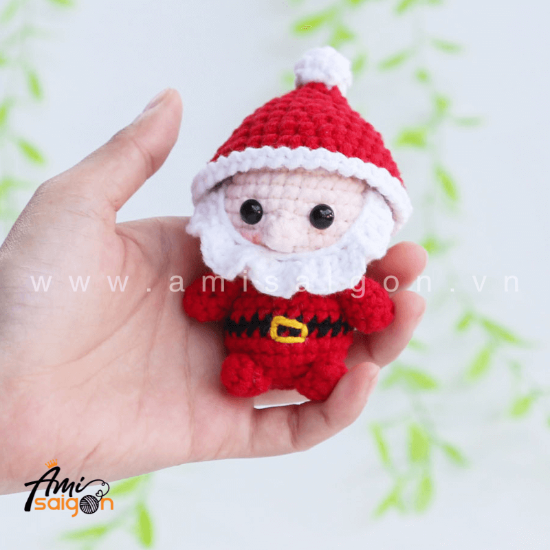 Móc khóa ông già Noel giáng sinh bằng len amigurumi - Chart móc miễn phí AmiSaigon (Ảnh: @amisaigonvn)