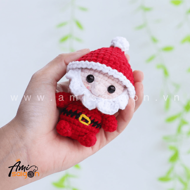 Móc khóa ông già Noel giáng sinh bằng len amigurumi - Chart móc miễn phí AmiSaigon (Ảnh: @amisaigonvn)