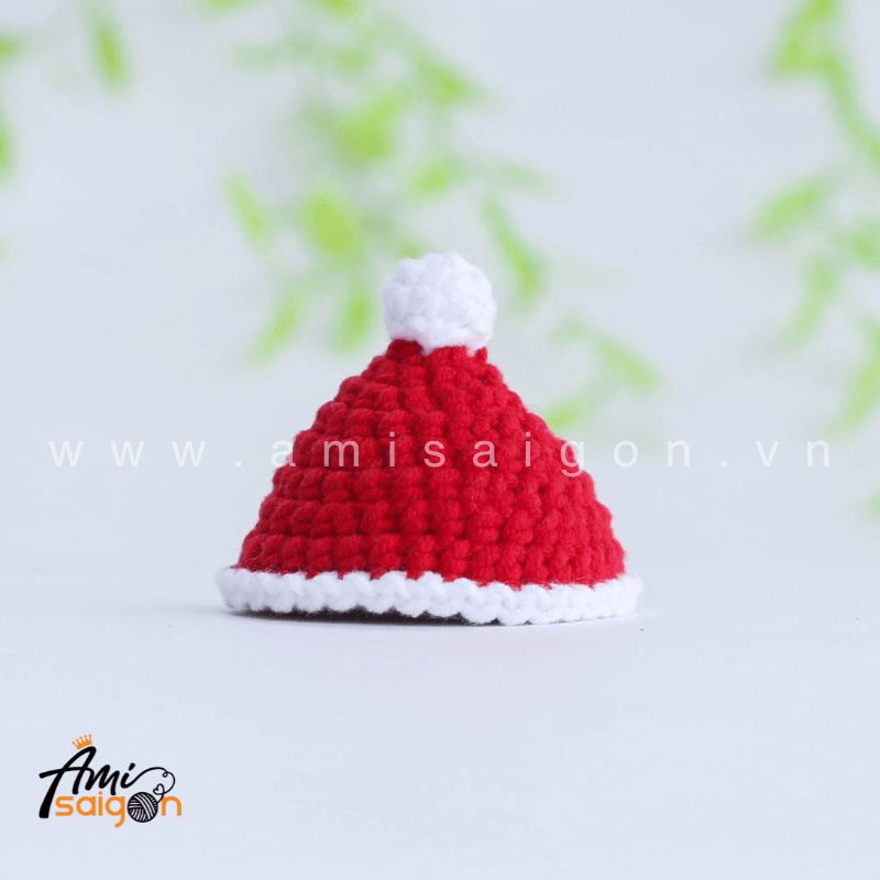 Móc khóa ông già Noel giáng sinh bằng len amigurumi - Chart móc miễn phí AmiSaigon (Ảnh: @amisaigonvn)