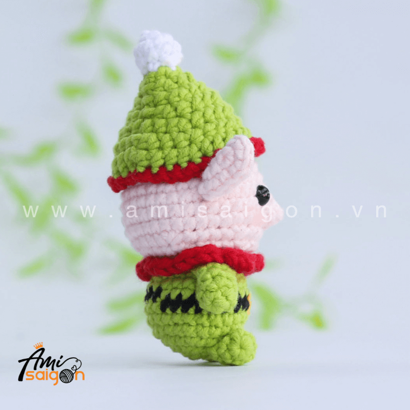 Móc khóa yêu tinh Giáng sinh bằng len amigurumi - Chart móc miễn phí AmiSaigon (Ảnh: @amisaigonvn)